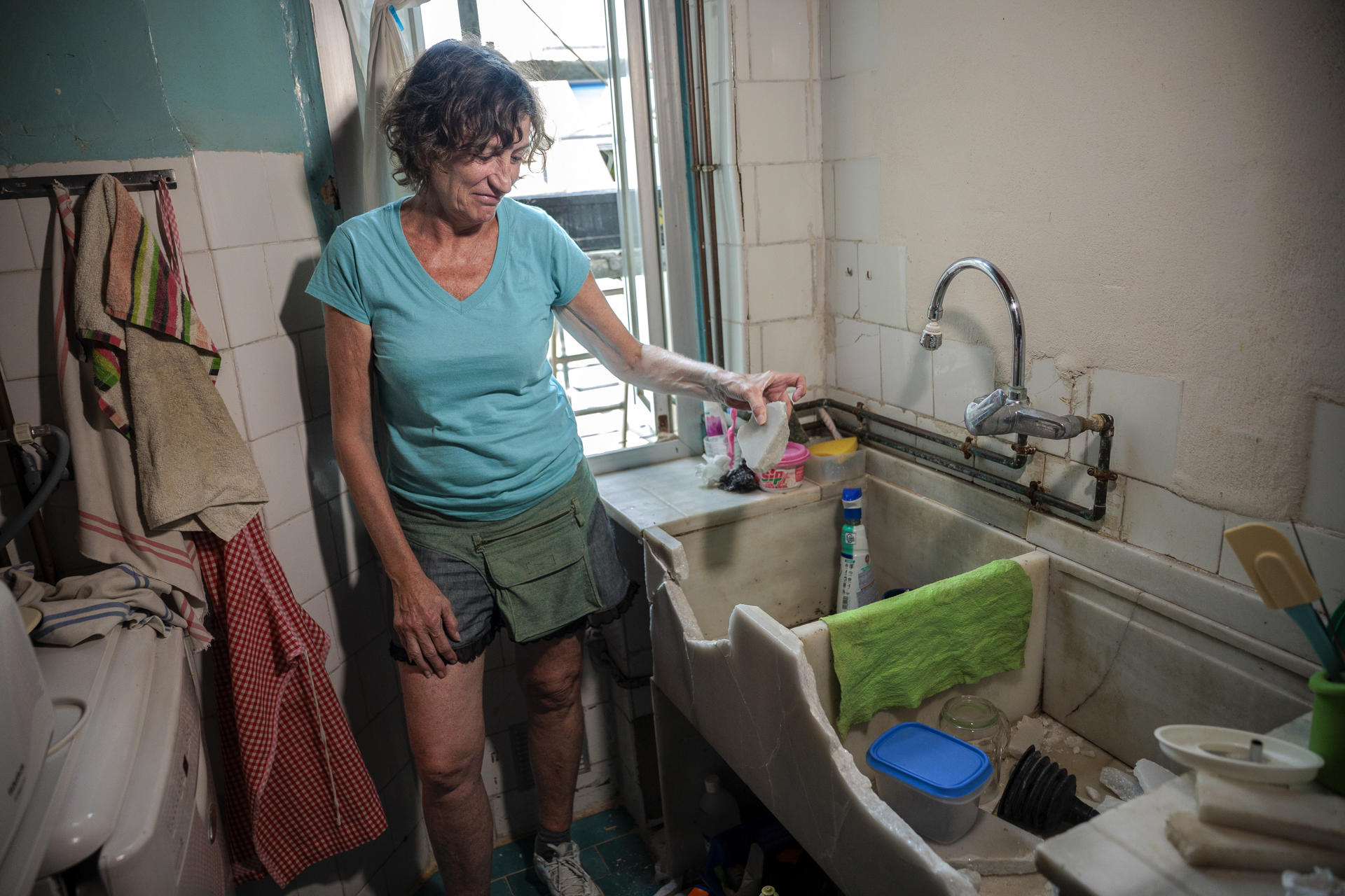 María Jesús, una vecina del barrio del casco histórico de la ciudad de València, ha denunciado acoso por parte del fondo propietario del edificio donde es la única inquilina y a la que el fin de semana lanzaron sus pertenencias por el hueco de la escalera y destrozaron el baño, la cocina, cortaron la luz y quitaron la puerta de entrada. EFE/Biel Aliño