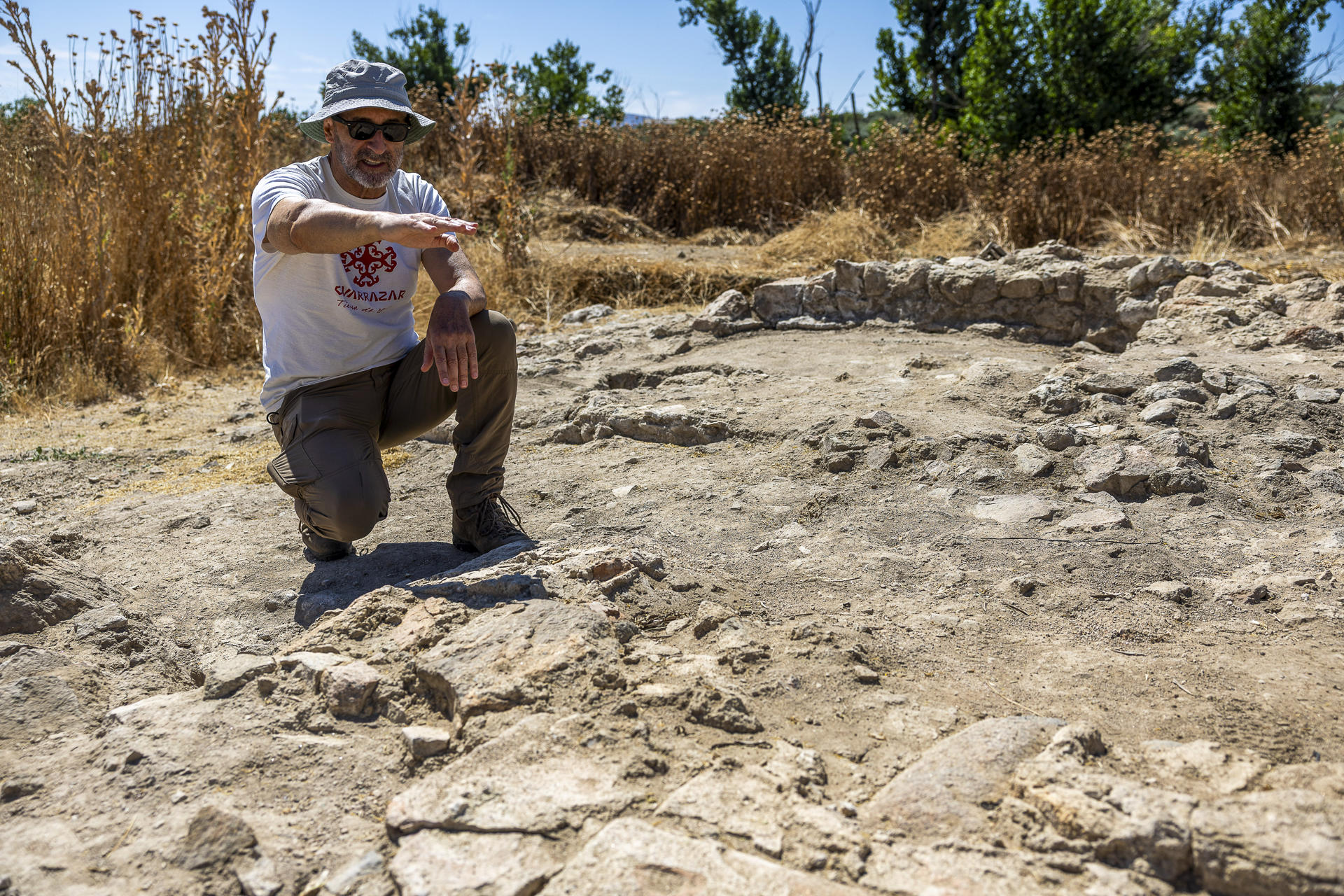El director del proyecto y del equipo de investigación del yacimiento, Juan Manuel Rojas, ha explicado a la Agencia Efe que actualmente el yacimiento visigodo de Guarrazar, donde en agosto de 1858 se encontró un espléndido conjunto de coronas de oro y piedras preciosas parte del cual se conserva en el Museo Arqueológico Nacional y en el Museo de Cluny (París), continúa ofreciendo sorpresas más de una década después de reactivarse las excavaciones. EFE/Ismael Herrero