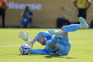 El portero Thibaut Courtois esta vez no pudo corregir los errores defensivos ni contener la fuerza ofensiva del PSG, que avanzó a la final del Mundial de Clubes con una goleada por 4-0 en el estadio MetLife de Nueva York. EFE/Ángel Colmenares