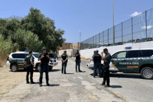 La Guardia Civil ha desplegado este martes un amplio dispositivo de búsqueda, con la participación de submarinistas, drones, un helicóptero y perros, para localizar a Raúl Heredia, un vecino de Mijas (Málaga) de 41 años desaparecido hace una semana sin que se descarte ninguna hipótesis. EFE/ Esther Gómez