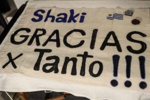 Fotografía que muestra una bandera del club de fans de Shakira 'Pies Descalzos' en agradecimiento a la cantante este 8 de julio de 2025, en Montevideo (Uruguay). EFE/ Alejandro Prieto
