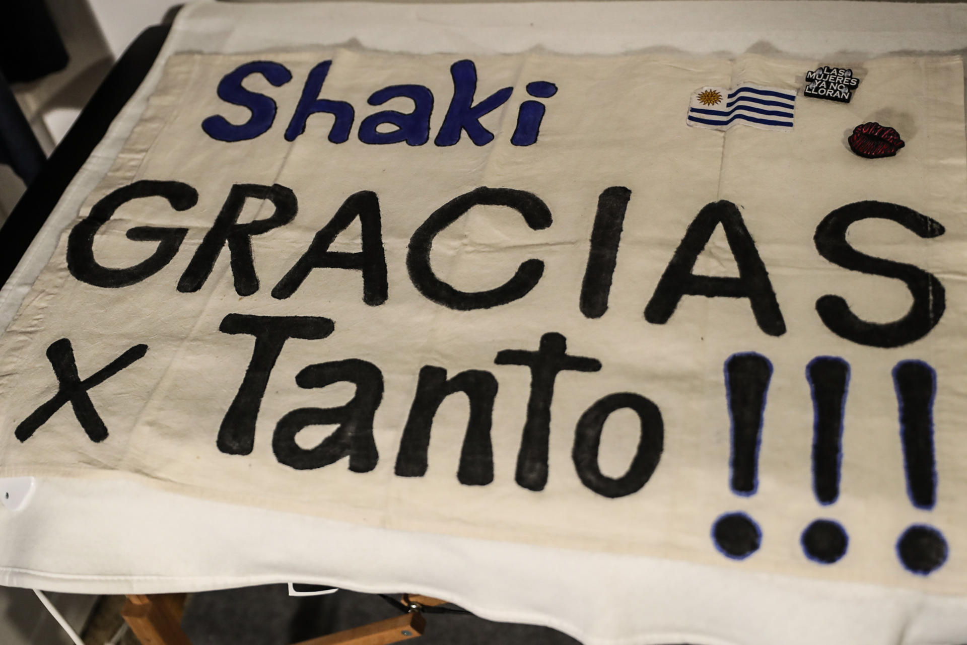 Fotografía que muestra una bandera del club de fans de Shakira 'Pies Descalzos' en agradecimiento a la cantante este 8 de julio de 2025, en Montevideo (Uruguay). EFE/ Alejandro Prieto