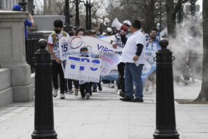 Fotografía de archivo de activistas e inmigrantes hondureños rumbo a la Casa Blanca en Washington, D.C (EE.UU). EFE/Lenin Nolly