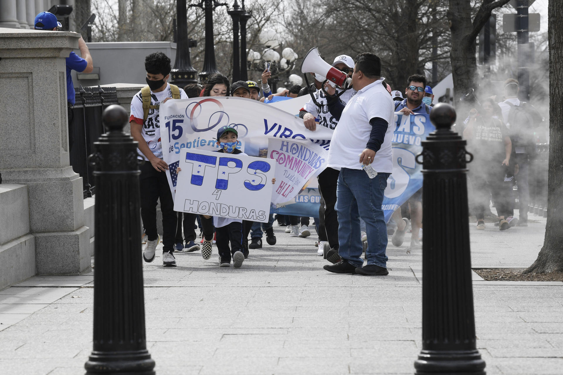 Fotografía de archivo de activistas e inmigrantes hondureños rumbo a la Casa Blanca en Washington, D.C (EE.UU). EFE/Lenin Nolly