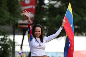 Fotografía de archivo que muestra a la líder opositora María Corina Machado saludando a seguidores durante una manifestación, en Caracas (Venezuela).EFE/ Miguel Gutiérrez /ARCHIVO