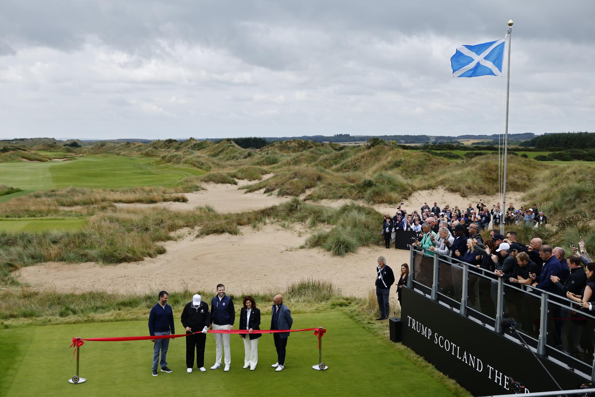 - (De izquierda a derecha) Donald Trump Jr, el presidente de EE.UU. Donald J. Trump, Eric Trump, la vicepresidenta ejecutiva de Trump International Scotland Sarah Malone y el CEO de DP World Tour Guy Kinnings antes de la ceremonia de corte de cinta durante la apertura del Trump International Golf Links en Balmedie, Escocia, Reino Unido, 29 de julio de 2025. Este es el último día de la visita privada del presidente Trump a Escocia. (Reino Unido) EFE/EPA/TOLGA AKMEN