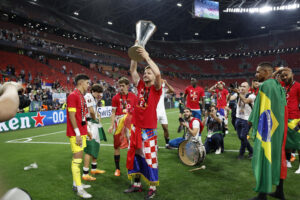 El centrocampista Ivan Rakitic, con el trofeo conseguido en la final de la Europa League tras derrotar a la Roma, en una foto de archivo. EFE/ Julio Muñoz.