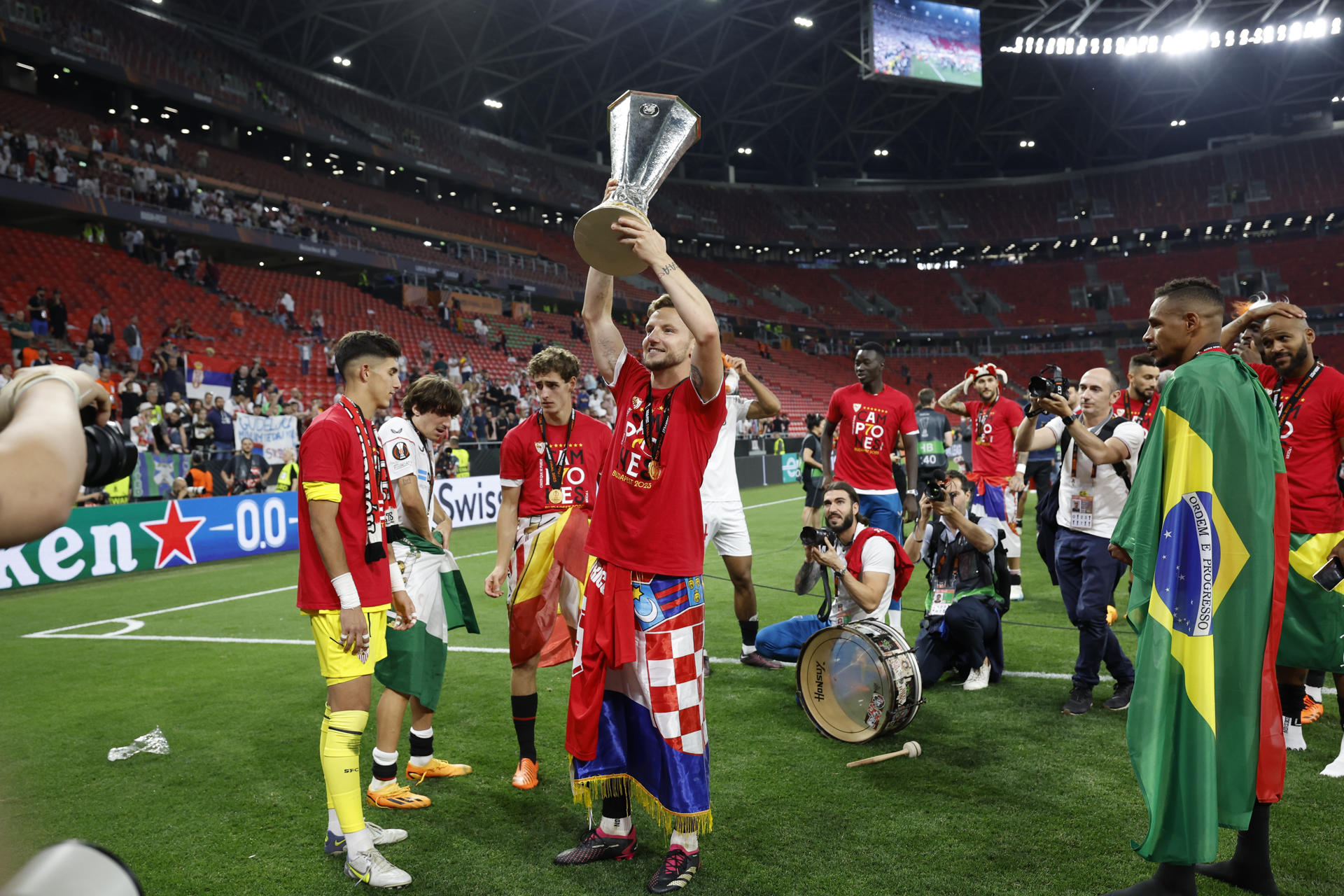 El centrocampista Ivan Rakitic, con el trofeo conseguido en la final de la Europa League tras derrotar a la Roma, en una foto de archivo. EFE/ Julio Muñoz.