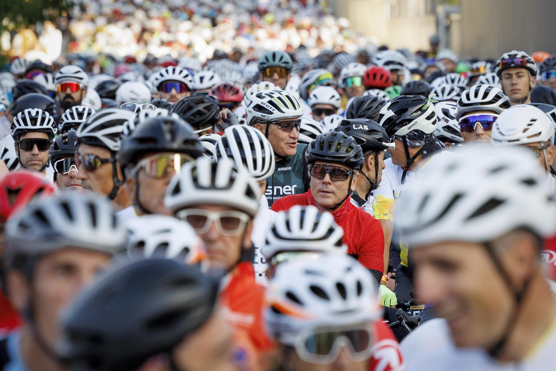 Más de 1.500 personas participan este sábado en la marcha cicloturista La Indurain, una prueba no competitiva con salida y llegada en Villava y que cuenta como principal atractivo con la participación del pentacampeón del Tour de Francia, el exciclista Miguel Indurain sobre la bicicleta. EFE/Villar López.