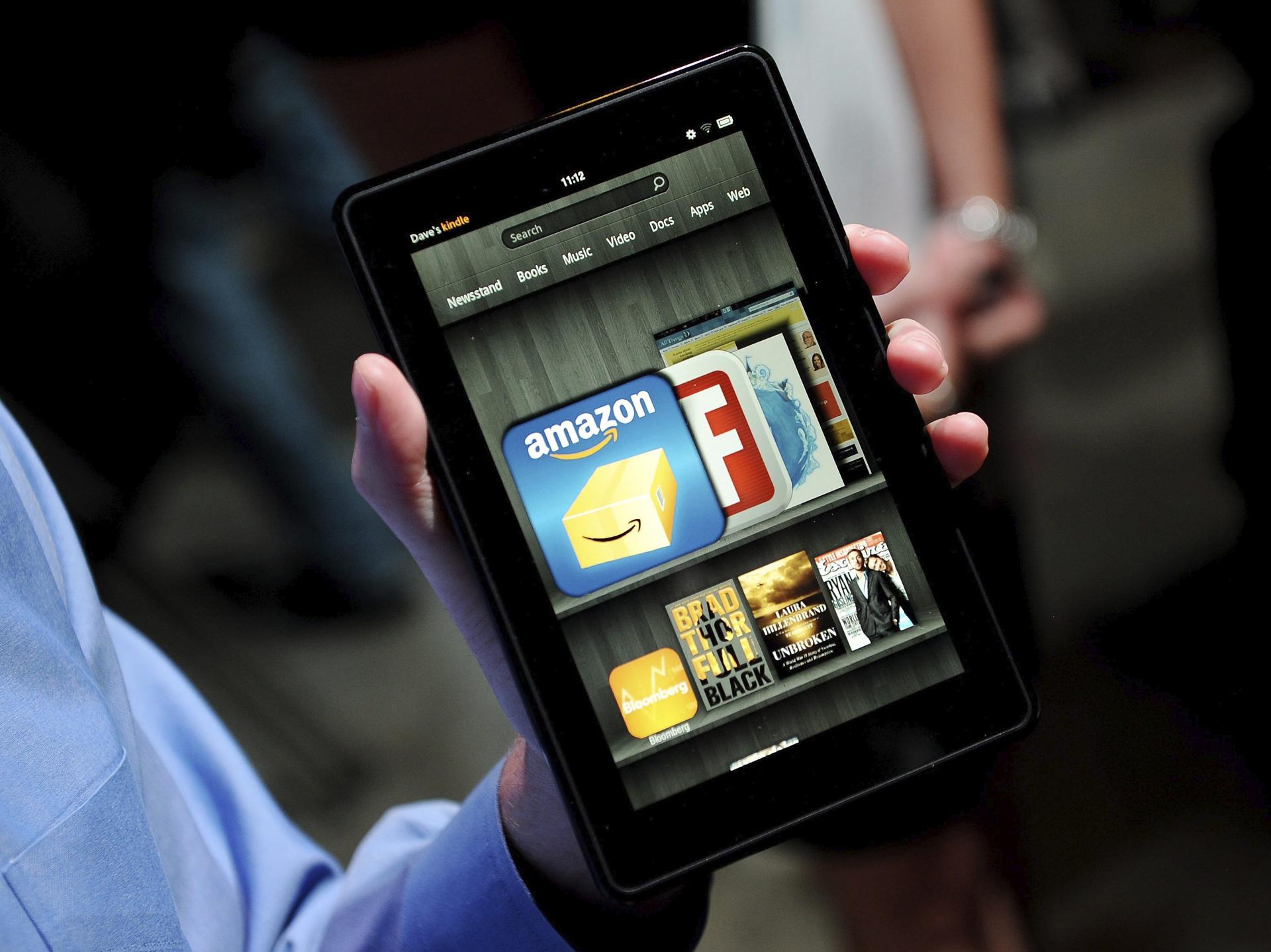 Fotografía de archivo de una persona sosteniendo una tableta electrónica Kindle Fire en Nueva York (Estados Unidos). EFE/Justin Lane / ARCHIVO