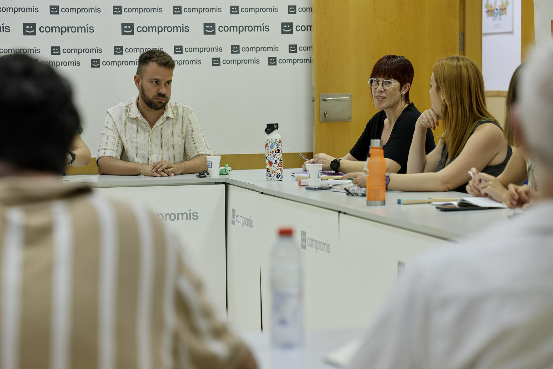 La ejecutiva nacional de Compromís se reúne para tomar la decisión final sobre su relación con Sumar dentro del grupo parlamentario del Congreso de los Diputados, después de que el partido mayoritario de Compromís, Més, acordara que la diputada Àgueda Micó (c) abandone el grupo parlamentario, decisión que no comparte otro integrante de la formación, Iniciativa, que encabeza el diputado Alberto Ibáñez (i). EFE/Biel Aliño

