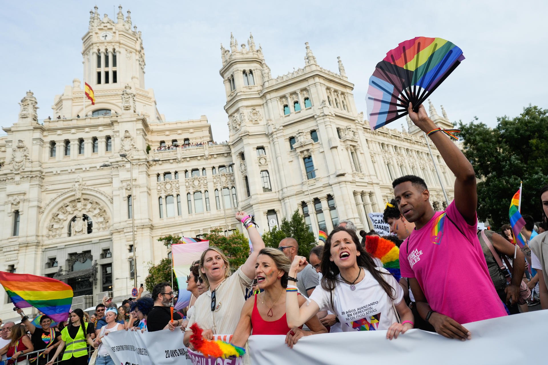 La vicepresidenta segunda del Gobierno, Yolanda Díaz (2i), encabeza una de las pancartas durante la gran marcha del Orgullo 2025 en su recorrido hoy sábado por las calles de Madrid en la que participan más de 40 carrozas con música y un ambiente festivo. EFE / Borja Sánchez-Trillo.