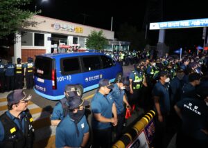 Un vehículo del Ministerio de Justicia que transporta al expresidente de Corea del Sur Yoon Suk Yeol entra en el Centro de Detención de Seúl después de que Yoon asistiera a una audiencia en un tribunal de Seúl para revisar la legalidad de su detención por cargos relacionados con su fallido intento de imponer la ley marcial en diciembre de 2024, en Uiwang, al sur de Seúl, Corea del Sur, el 9 de julio de 2025. EFE/EPA/YONHAP SOUTH KOREA OUT