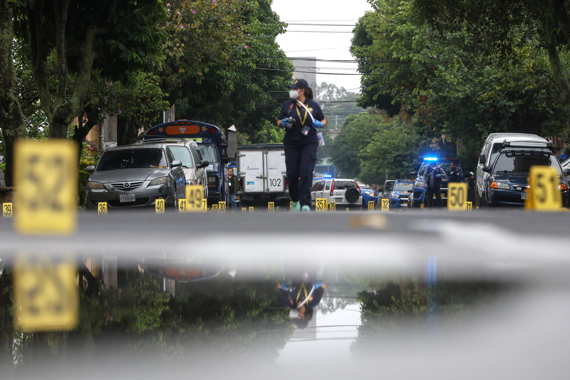 Un integrante del Ministerio Público custodia la zona donde se registró un ataque armado este miércoles, en Ciudad de Guatemala (Guatemala). EFE/ Mariano Macz
