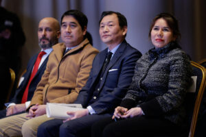 El senador de Paraguay, Eduardo Nakayama (i), el embajador de Taiwán en Paraguay, José Chih-Cheng Han (c) y la ministra de turismo de Paraguay, Angie Duarte, asisten a la celebración de los 68 años de las relaciones Taiwán - Paraguay este jueves, en Asunción (Paraguay). EFE/ Juan Pablo Pino