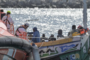 Imagen de los 54 inmigrantes rescatados en la tarde de hoy sábado por la embarcación de Salvamento Marítimo, Salvamar Diphda, en aguas cercanas a El Hierro y trasladados al puerto de La Restinga, en el municipio de El Pinar, en la isla de El Hierro. EFE/ Gelmert Finol