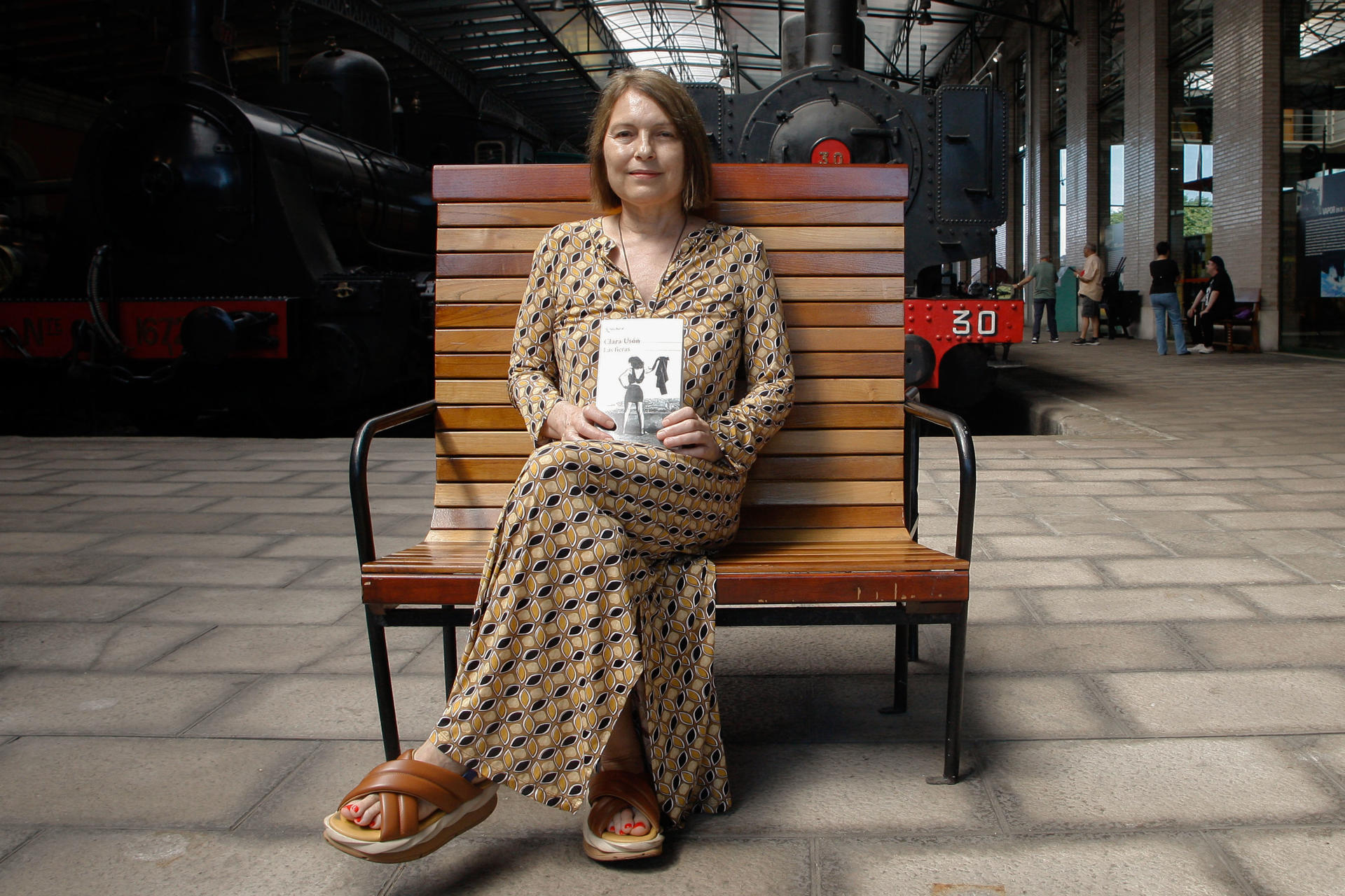 La escritora catalana Clara Usón participa este jueves, en la Semana Negra de Gijón (Asturias), donde opta al premio Dashiell Hammett con su novela "Las fieras". La escritora catalana Clara Usón, galardonada con el Premio Nacional de la Crítica con 'La hija del Este', ha profundizado en la frivolidad del mal en su última novela, 'Las fieras', ambientada en los años del plomo del terrorismo de ETA y de los GAL, con la que opta al Premio Dashiell Hammett de la Semana Negra de Gijón. EFE/ Juan González