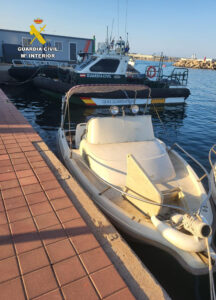 La Guardia Civil ha detenido en Melilla al patrón de una embarcación de recreo ligera que llevaba ocultos a siete migrantes, uno menor de edad, para intentar introducirlos de manera irregular en la ciudad autónoma. EFE/GUARDIA CIVIL/SOLO USO EDITORIAL/SOLO DISPONIBLE PARA ILUSTRAR LA NOTICIA QUE ACOMPAÑA (CRÉDITO OBLIGATORIO)