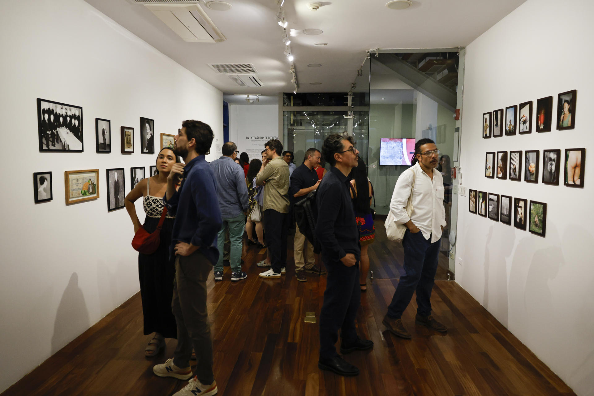 Personas asisten a la exposición 'Un extraño don de regresar. Diálogos fotográficos entre España y Panamá' este jueves, en el Centro Cultural de España (CCE) en Ciudad de Panamá (Panamá). EFE/ Bienvenido Velasco