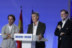 Madrid.- El líder del PP, Alberto Núñez Feijóo (C), con el expresidente José María Aznar a su derecha, y el expresidente Mariano Rajoy, a su izquierda, ayer viernes en el Congreso del Partido Popular. EFE/ Javier Lizón.