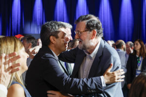 El expresidente del PP y del Gobierno Mariano Rajoy (d), saluda al president de la Generalitat Valenciana, Carlos Mazón (i), a su llegada a la sesión de clausura del XXI Congreso Nacional de la formación este domingo en Madrid. Alberto Núñez Feijóo ha resultado reelegido presidente del partido por un 99,24 % de los votos y ha salido reforzado de cara a ganar al presidente del Gobierno, Pedro Sánchez, en unas elecciones. EFE/ Javier Lizón