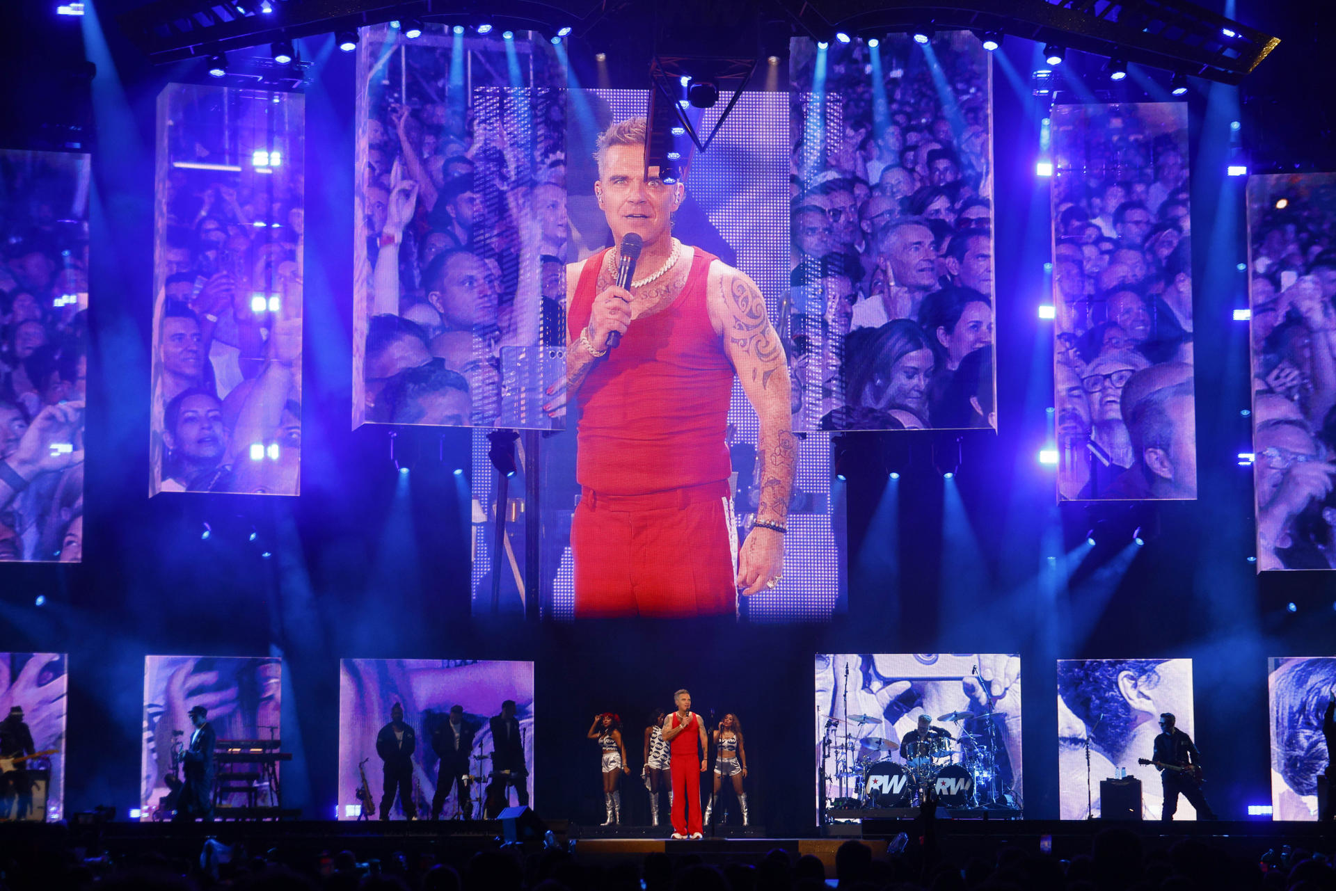 El músico y cantante británico Robbie Williams durante el concierto que ha ofrecido hoy sábado en el RCDE Stadium de Cornellá incluido en su gira 'Britpop'. EFE / Quique García. ***SOLO USO UN AÑO A PARTIR DE LA FECHA DEL CONCIERTO, SOLO USO EDITORIAL / SOLO USO DISPONIBLE PARA ILUSTRAR LA NOTICIA QUE ACOMPAÑA/ (CRÉDITO OBLIGATORIO).