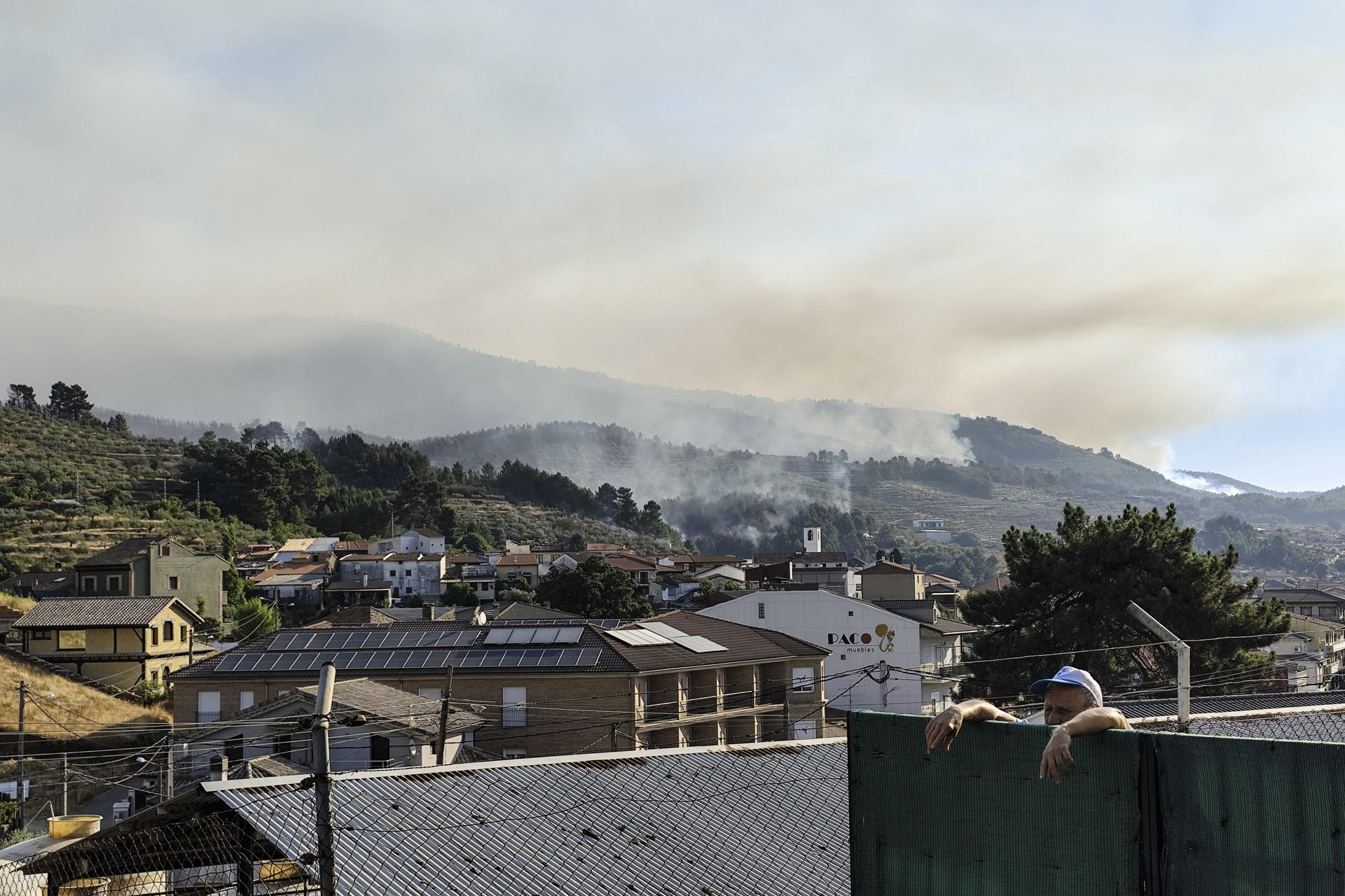 Los vecinos de Caminorisco (Cáceres) pendientes de la evolución del incendio forestal que desde ayer sufre la zona y que ha obligado a desalojar a una 200 personas de diferentes alquerías de la comarca cacereña de Las Hurdes. EFE/Eduardo Palomo