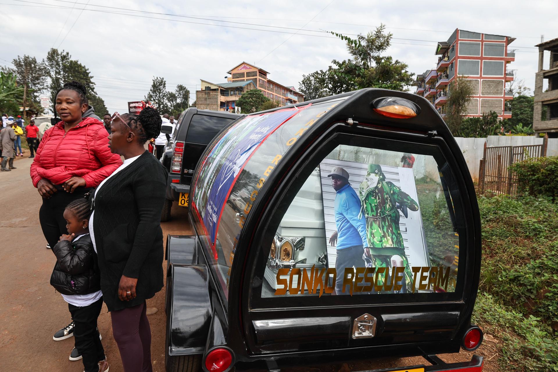Los dolientes escoltan el féretro del vendedor de máscaras Boniface Mwangi Kariuki en Murang'a, Kenia, 11 de julio de 2025. Kariuki fue baleado por la policía el 17 de junio durante protestas por la muerte de un bloguero keniano en custodia policial. Murió dos semanas después mientras recibía tratamiento. (Protestas, Kenia) EFE/EPA/DANIEL IRUNGU