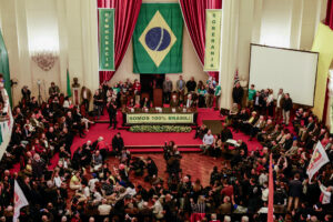 Personas asisten al lanzamiento de un manifiesto en defensa de la soberanía nacional este viernes, en São Paulo (Brasil). EFE/ Sebastiao Moreira