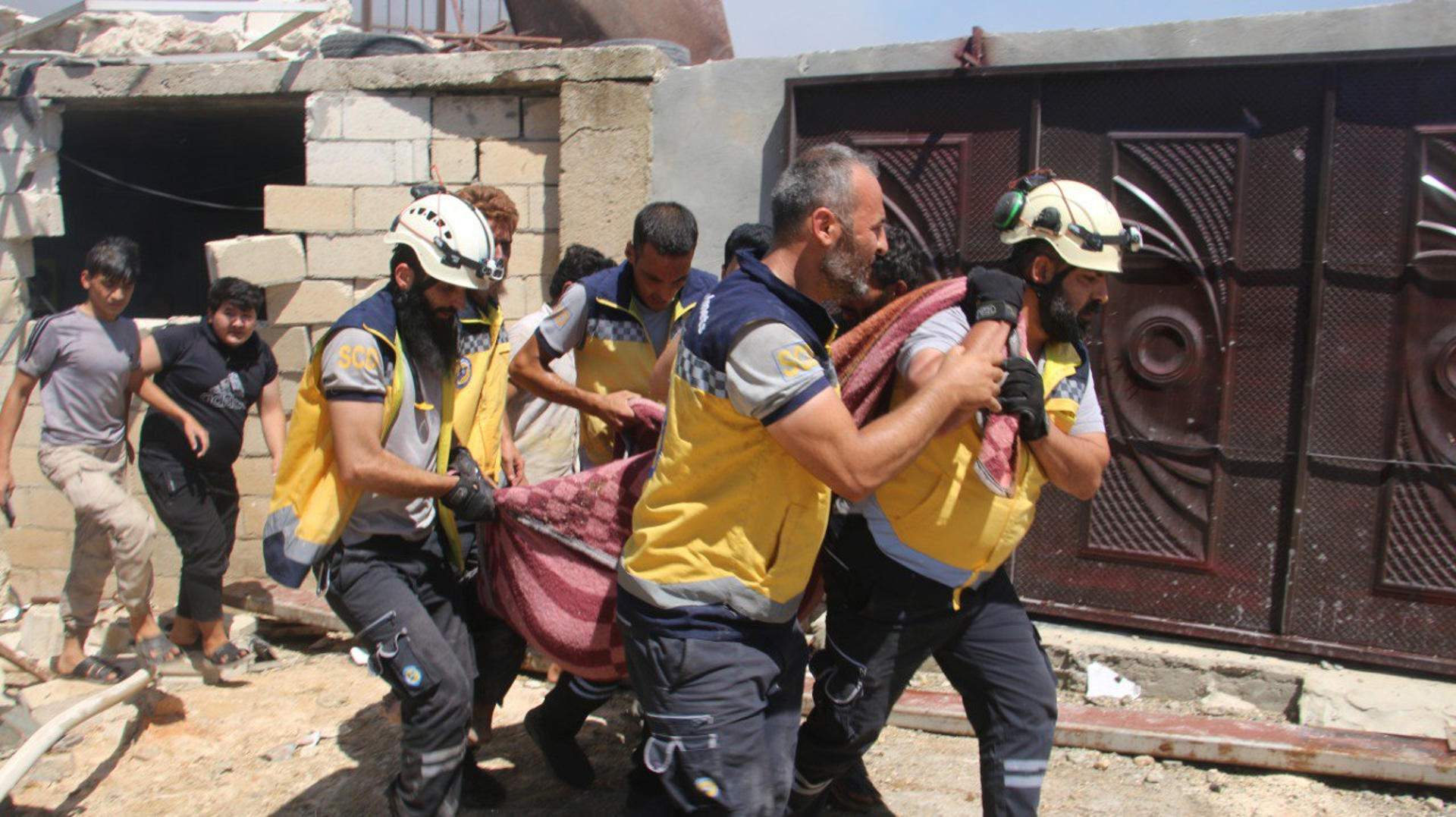 Las labores de rescate se desarrollan en condiciones difíciles, tras haberse registrado nuevas explosiones durante la operación este jueves, en Idlib (Siria). EFE/ Defensa Civil Siria / Cascos Blancos.