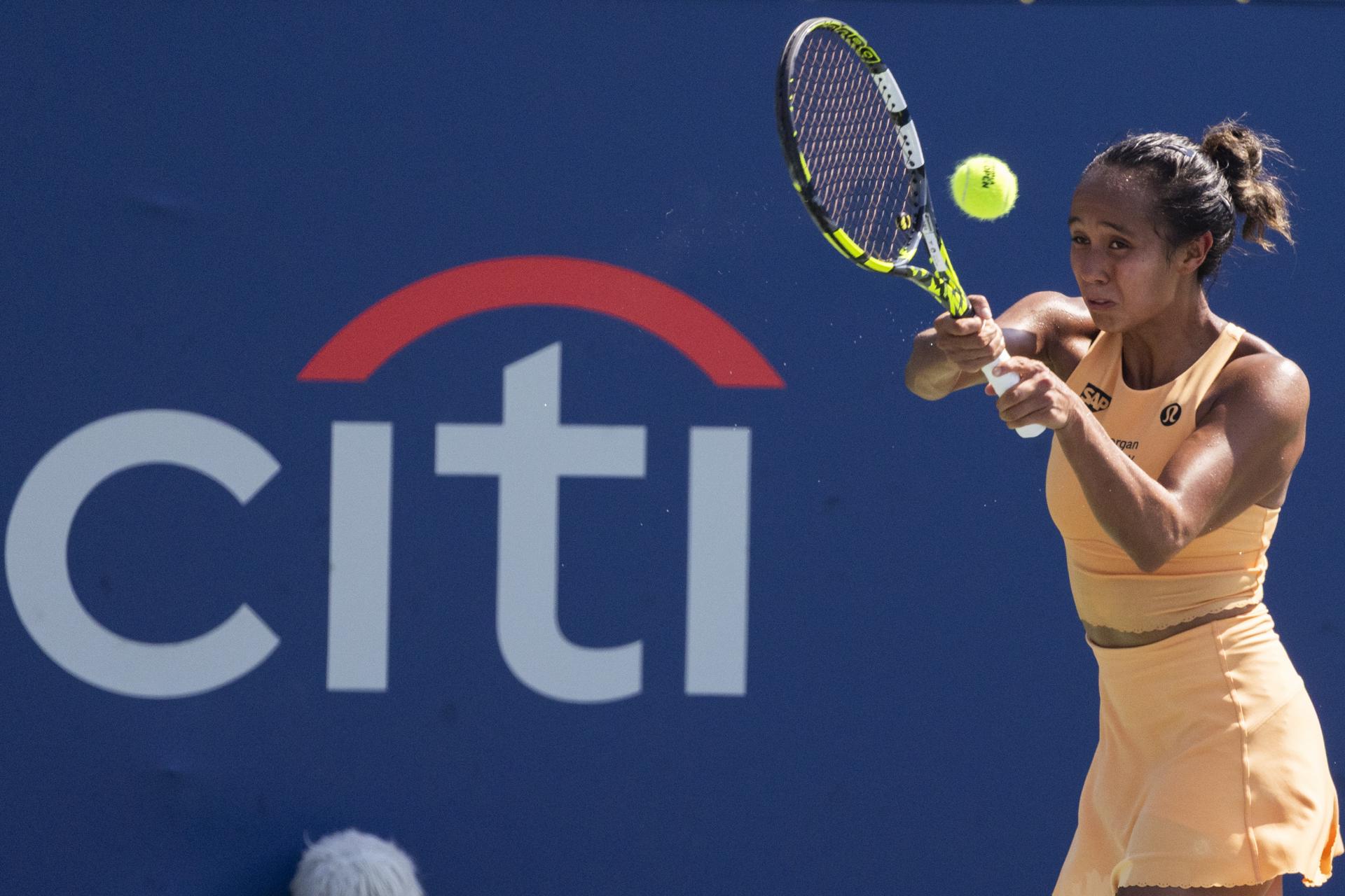 Leylah Fernández, de Canadá, en acción contra Taylor Townsend, de EE.UU., durante su partido de cuartos de final del Mubadala DC Citi Open en el William H.G. FitzGerald Tennis Center en Washington, DC (EE.UU.). EFE/SHAWN THEW