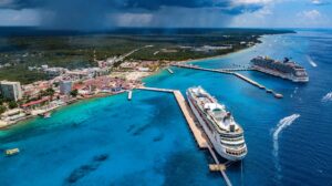 Vista general tomada con drone que muestra el muelle de la isla de Cozumel, en el estado de Quintana Roo (México). EFE/ Heyder Castillo