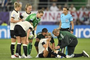 Giulia Gwinn (C), de Alemania, sale del campo lesionada durante el partido de fútbol de la fase de grupos de la Eurocopa Femenina de la UEFA 2025 entre Dinamarca y Suecia, en Ginebra, Suiza, el 4 de julio de 2025. (Dinamarca, Alemania, Polonia, Suecia, Suiza, Ginebra) EFE/EPA/GIAN EHRENZELLER EDITORIAL USE ONLY EDITORIAL USE ONLY EDITORIAL USE ONLY