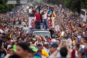 Fotografía de archivo de la líder opositora María Corina Machado (c-d) junto al candidato presidencial Edmundo González Urrutia (c-i) saludando a seguidores en Caracas (Venezuela). EFE/ Ronald Peña R
