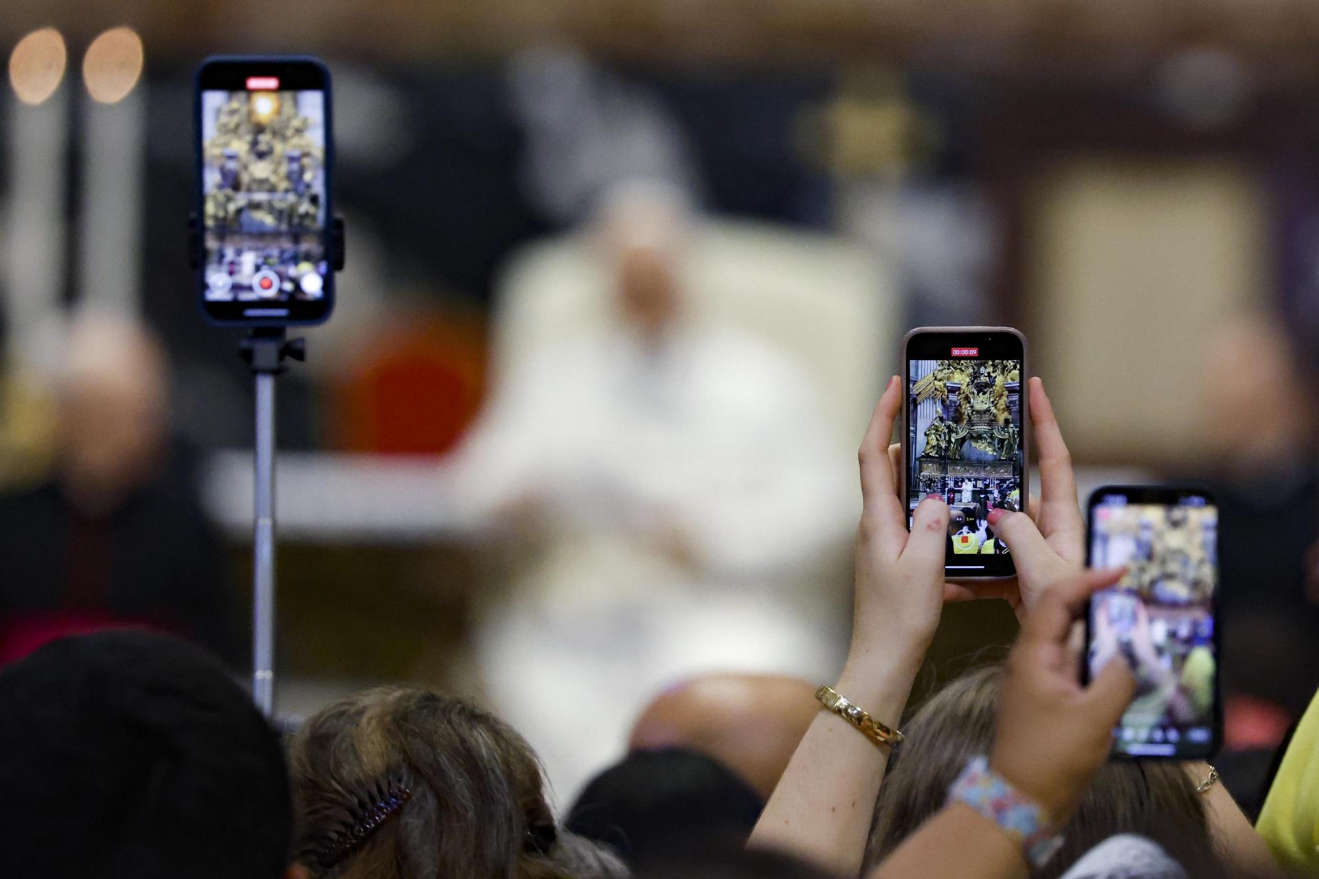 El Papa León XIV saluda a los fieles, incluidos cientos de influyentes ('influencers') católicos, al final de una misa celebrada por el cardenal Luis Antonio Tagle en la Basílica de San Pedro con motivo del Jubileo de la Juventud en la Ciudad del Vaticano, este martes 29 de julio de 2025. EFE/EPA/FABIO FRUSTACI
