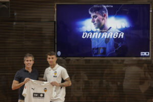El futbolista Dani Raba y el director deportivo del Valencia, Miguel Ángel Corona (i), durante el acto de presentación del nuevo jugador valencianista celebrado en el palco VIP del estadio de Mestalla, en el que destacó que no dudó en firmar por el club valenciano. EFE/Manuel Bruque