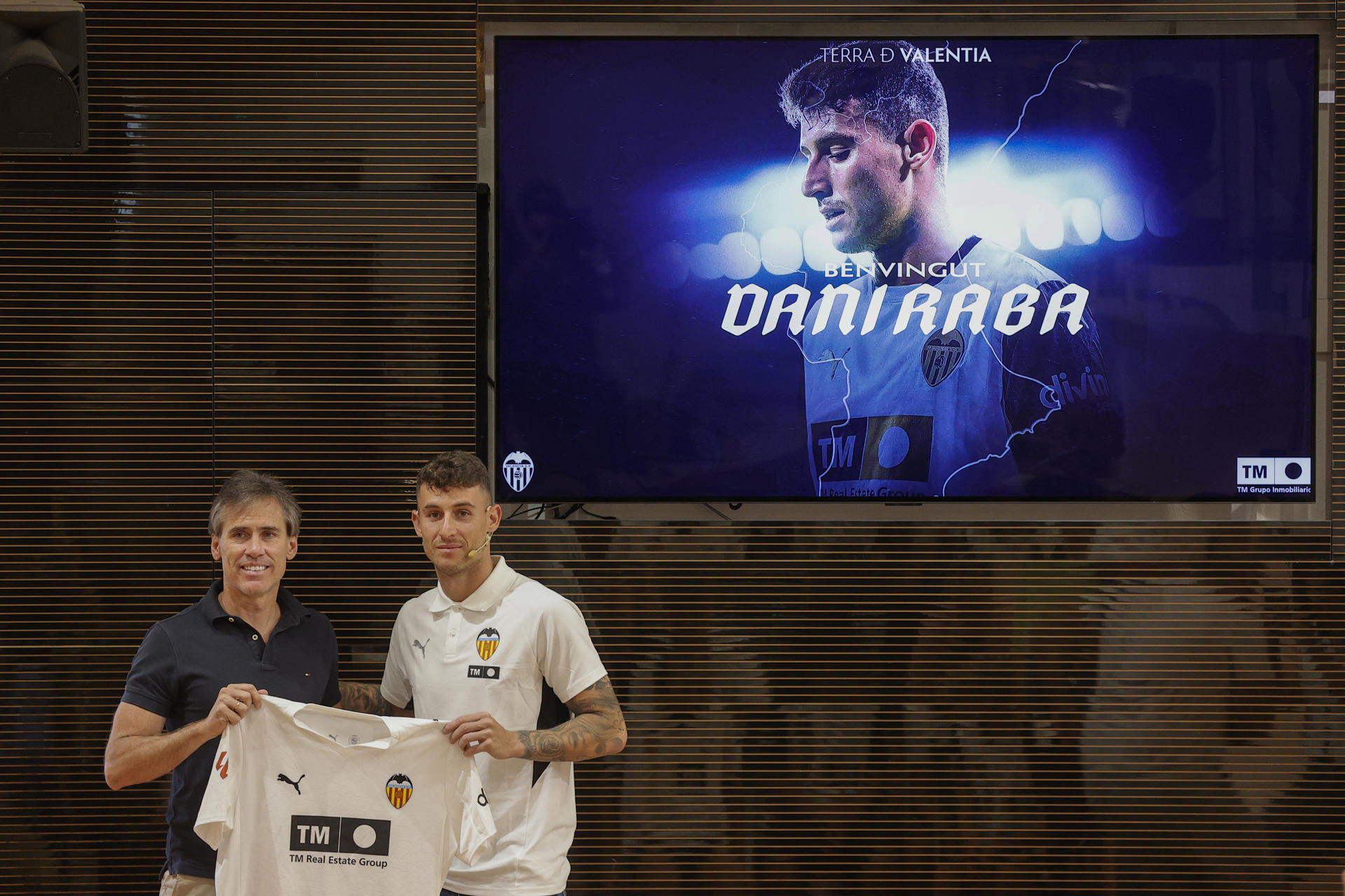 El futbolista Dani Raba y el director deportivo del Valencia, Miguel Ángel Corona (i), durante el acto de presentación del nuevo jugador valencianista celebrado en el palco VIP del estadio de Mestalla, en el que destacó que no dudó en firmar por el club valenciano. EFE/Manuel Bruque
