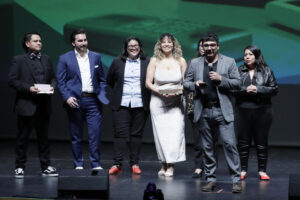 Bryan Avelar (2d), con el trabajo Humo: Murder and Silence in El Salvador, un pódcast realizado por un equipo de 20 profesionales de ese país y México para Revista Factum y Sonoro, recibe el reconocimiento como ganador del Premio Gabo 2025 en la categoría Audio, durante la ceremonia este sábado, en el Teatro Jorge Eliécer Gaitán, en Bogotá (Colombia). EFE/Carlos Ortega