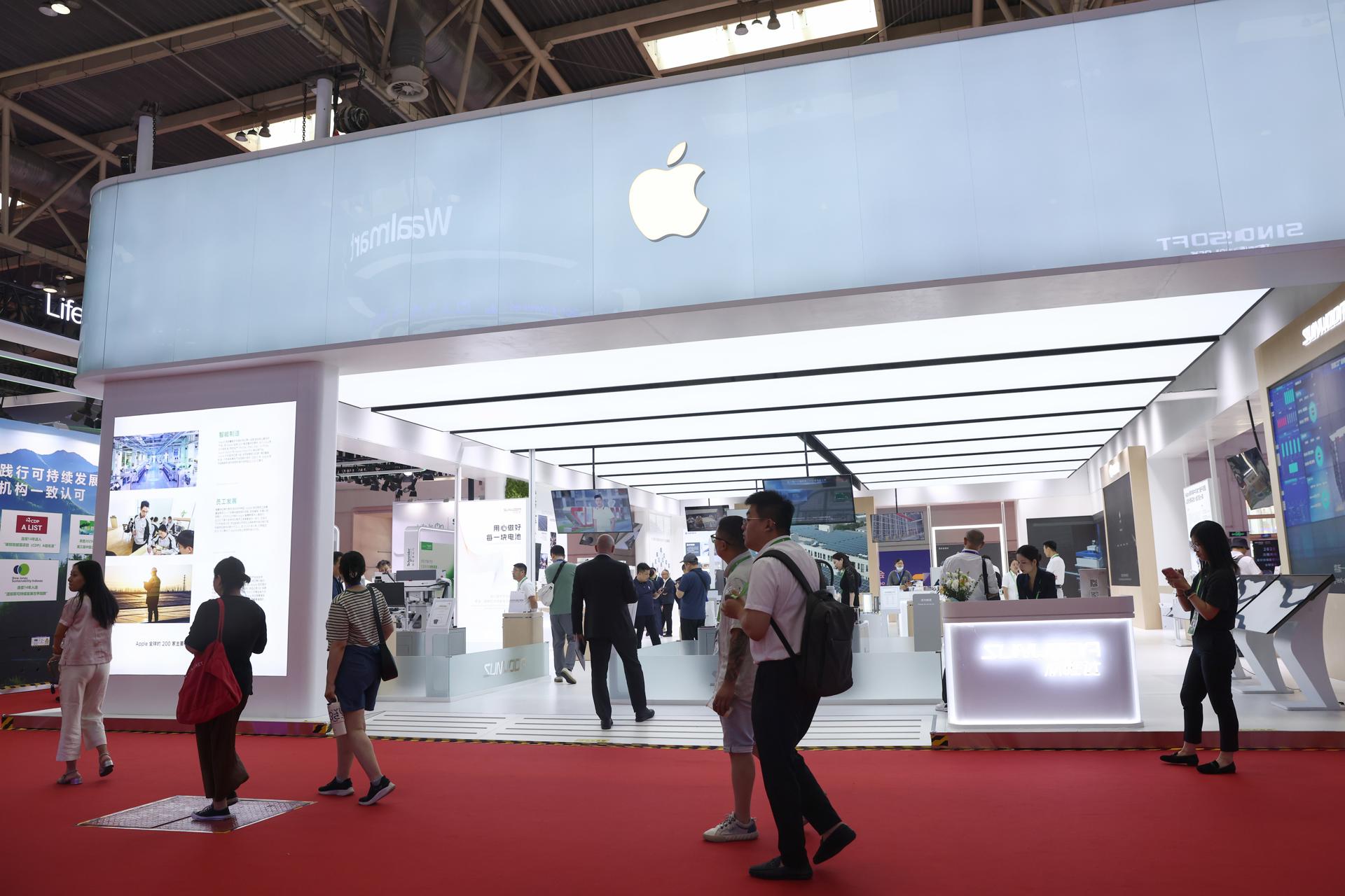 Fotografía de un stand de la multinacional tecnológica estadounidense Apple. EFE/Wu Hao