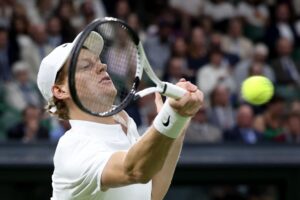 El italiano Jannik Sinner en su partido ante el búlgaro Grigor Dimitrov.EFE/EPA/NEIL HALL EDITORIAL USE ONLY