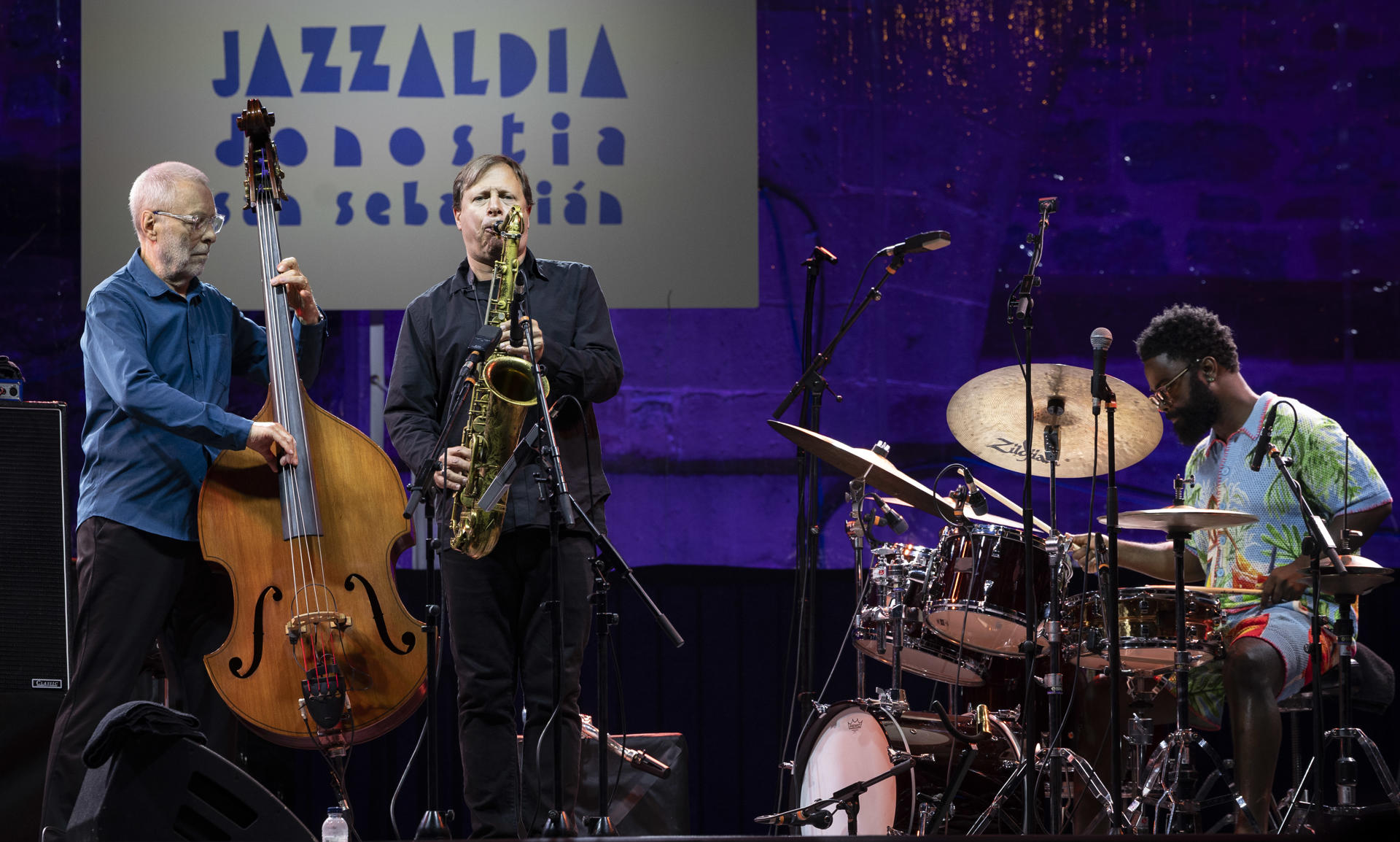 Dave Holland (contrabajo), Chris Potter (saxofón) y Marcus Gilmore (batería) durante su actuación este sábado en la 60 edición del Festival de Jazz de San Sebastián. EFE/Javier Etxezarreta