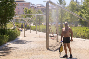 Un viandante se refresca en un difusor de agua situado en la Plaza de España este martes en Madrid. EFE/ Pablo R. Seco