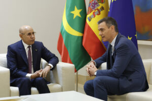 El presidente del Gobierno, Pedro Sánchez (d) recibe al presidente de Mauritania, Mohamed Ould Ghazouani (i) en La Moncloa. EFE/ Mariscal