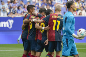 El delantero del Génova Vitinha (2i) celebra junto a sus compañeros tras anotar ante el Villarreal durante un encuentro en uno de los actos del centenario del Real Oviedo. El Real Oviedo celebrará esta tarde en el Carlos Tartiere uno de los actos de su centenario, que se cumple el año que viene, en el que los azules disputarán un triangular ante dos equipos de máxima categoría como Villarreal y Génova y en el que se homenajeará al capitán Santi Cazorla. Los actos arrancarán a las 19:00 horas en el Carlos Tartiere y se disputarán tres partidos de 45 minutos cada uno: el primero será el Villarreal-Génova, el segundo el Real Oviedo-Génova y el tercero el Real Oviedo-Villarreal, partido que también se dará en La Cerámica en la jornada inaugural de la primera división. EFE/ Paco Paredes