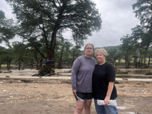 Lorena Guillén y Jane Tremper, damnificadas por las inundaciones hablan durante una entrevista con EFE este sábado, en el área de Kerrville, Texas (EE.UU.). EFE/Alejandra Arredondo