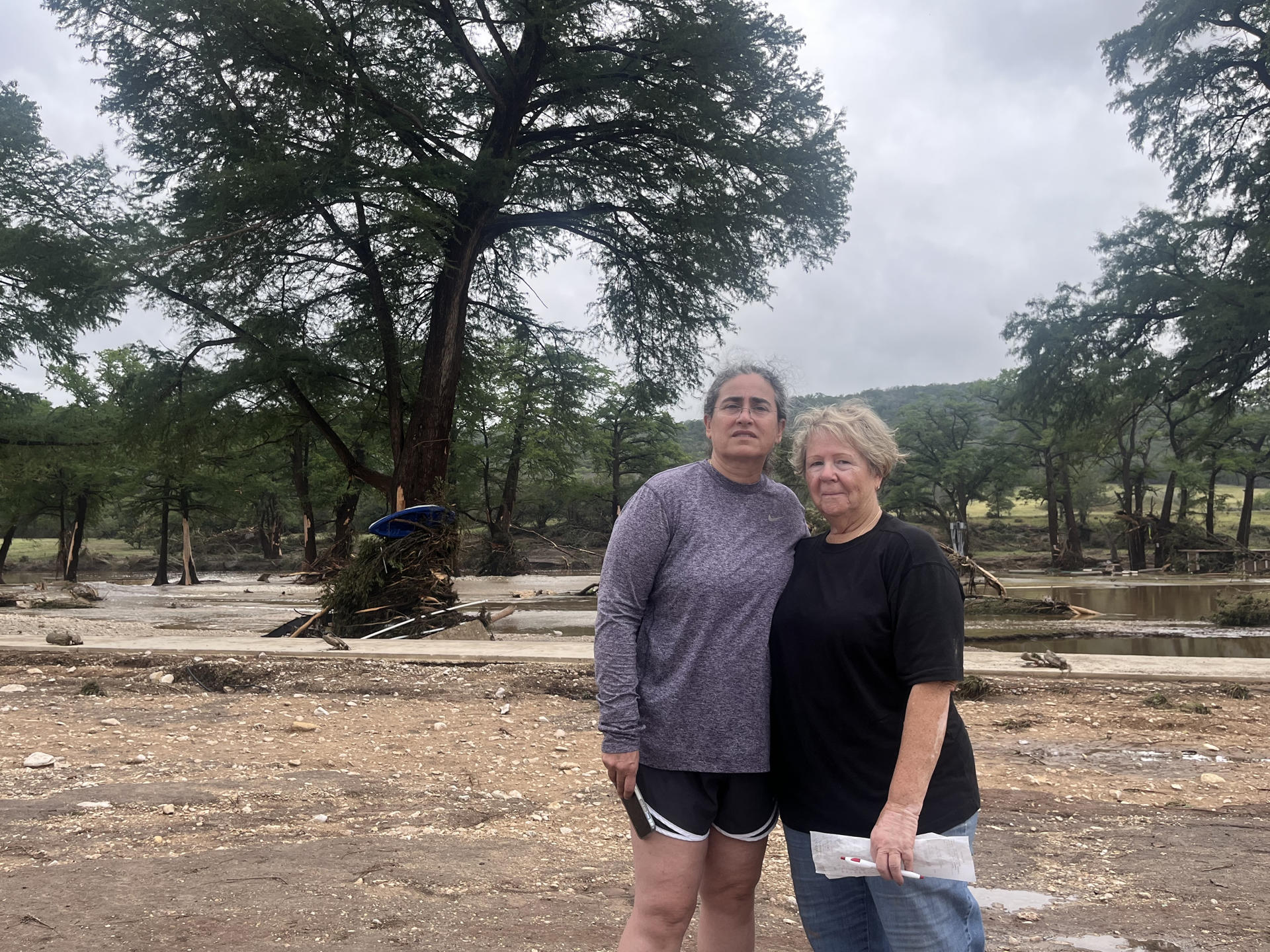 Lorena Guillén y Jane Tremper, damnificadas por las inundaciones hablan durante una entrevista con EFE este sábado, en el área de Kerrville, Texas (EE.UU.). EFE/Alejandra Arredondo