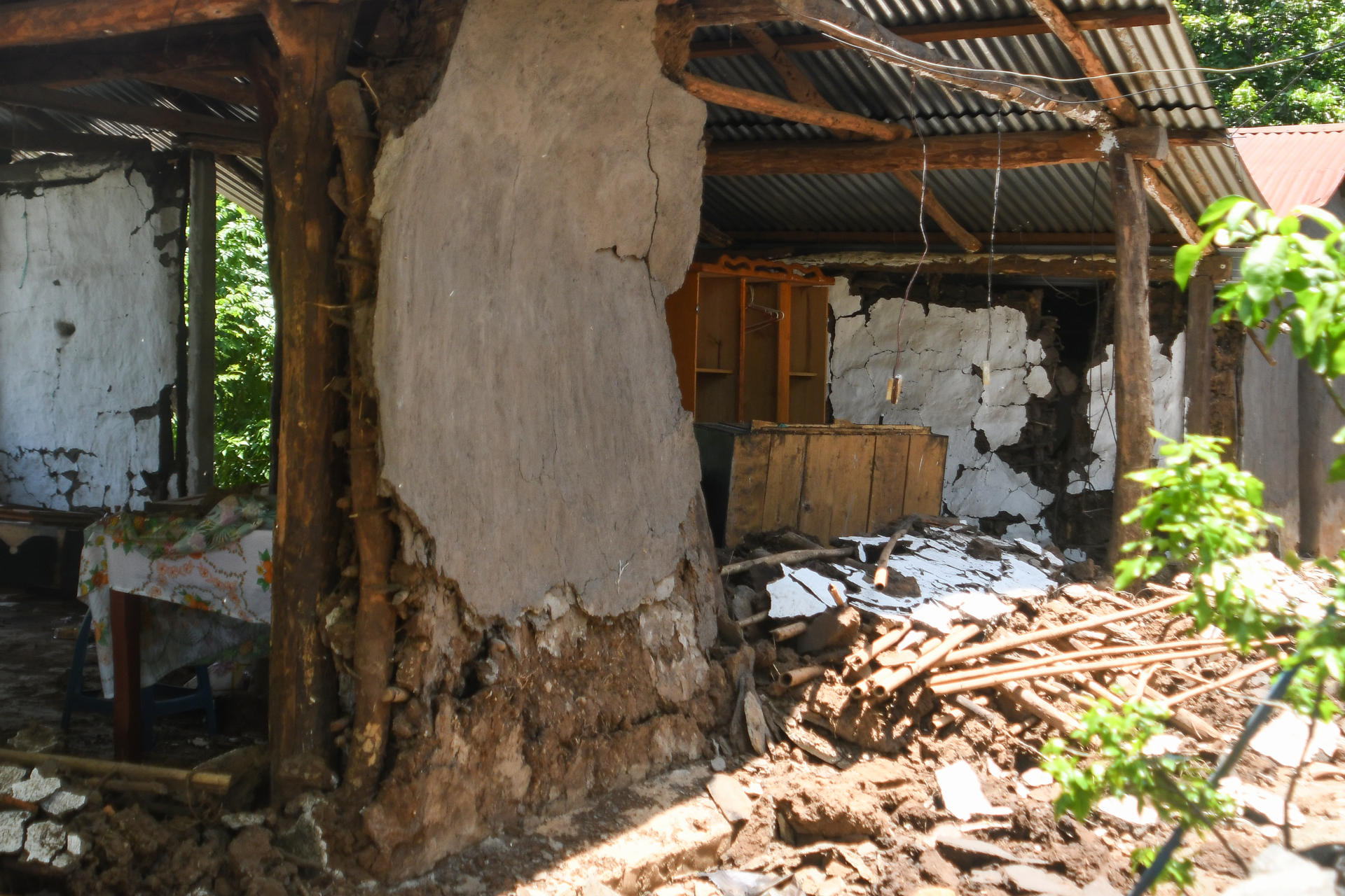 Fotografía de una vivienda afectada por un sismo este miércoles, en el caserío San Miguel Comapa, Jutiapa (Guatemala). EFE/ Alex Cruz