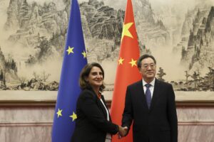 El viceprimer ministro chino, Ding Xuexiang (d), y la vicepresidenta ejecutiva de la Comisión Europea (CE) para una Transición Limpia, Justa y Competitiva, Teresa Ribera, se dan la mano tras la visita de la española a la capital china para participar en el Sexto Diálogo de Alto Nivel sobre Medio Ambiente y Clima entre China y la Unión Europea. EFE/EPA/FLORENCE LO / POOL