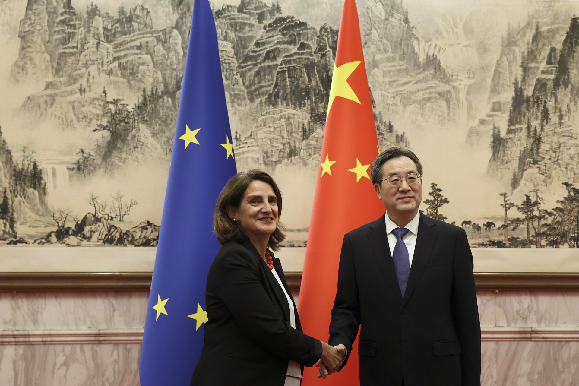 El viceprimer ministro chino, Ding Xuexiang (d), y la vicepresidenta ejecutiva de la Comisión Europea (CE) para una Transición Limpia, Justa y Competitiva, Teresa Ribera, se dan la mano tras la visita de la española a la capital china para participar en el Sexto Diálogo de Alto Nivel sobre Medio Ambiente y Clima entre China y la Unión Europea. EFE/EPA/FLORENCE LO / POOL
