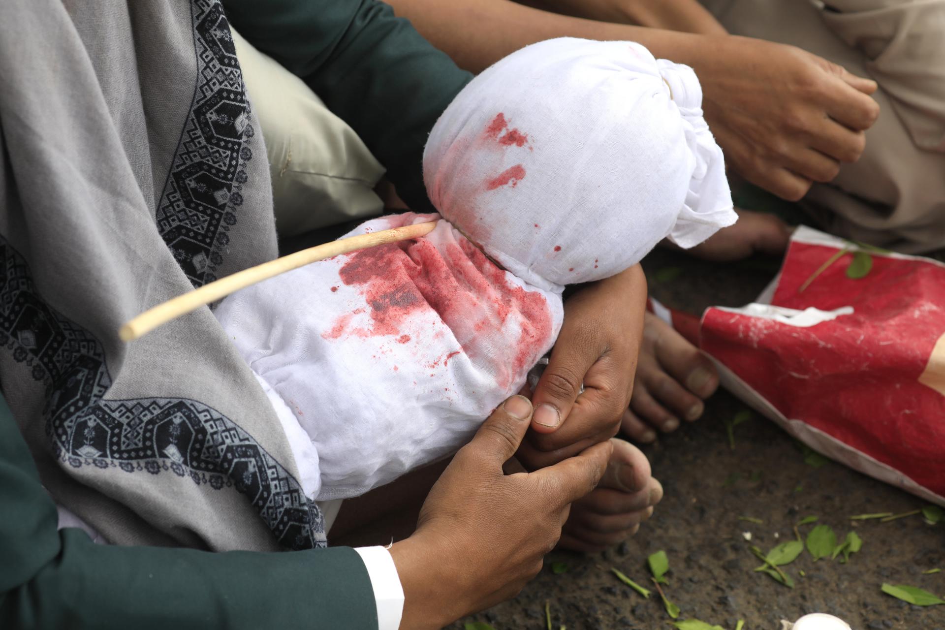 Un musulmán chiita yemení sostiene una efigie manchada de rojo mientras se reúnen durante el día de Ashura, el décimo día de Muharram, en Sana'a, Yemen. EFE/EPA/YAHYA ARHAB